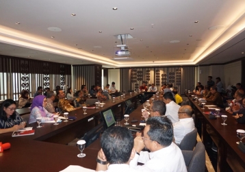 Ramdani Basri as one of the speakers in  Focus Group Discussion