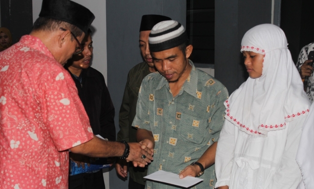 Tol Makassar Memberikan Santunan Anak Yatim dan Sembako bagi…