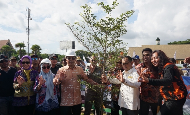 CIPTAKAN RUANG TERBUKA HIJAU, PT BMN & WIKA BETON TANAM 5.060…