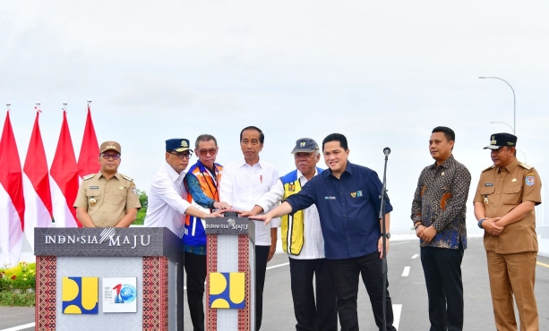 President Jokowi Inaugurates Makassar New Port Toll Access Road,…